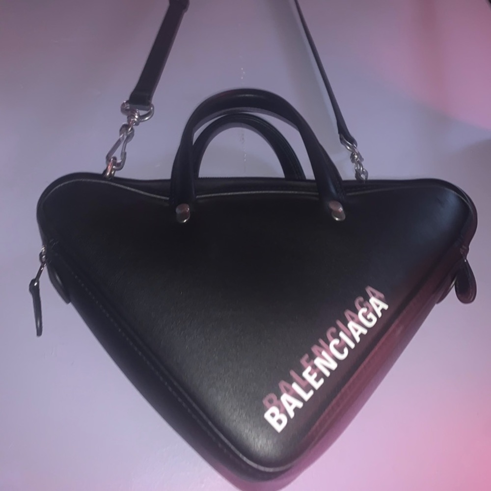 Triangle leather crossbody bag in black